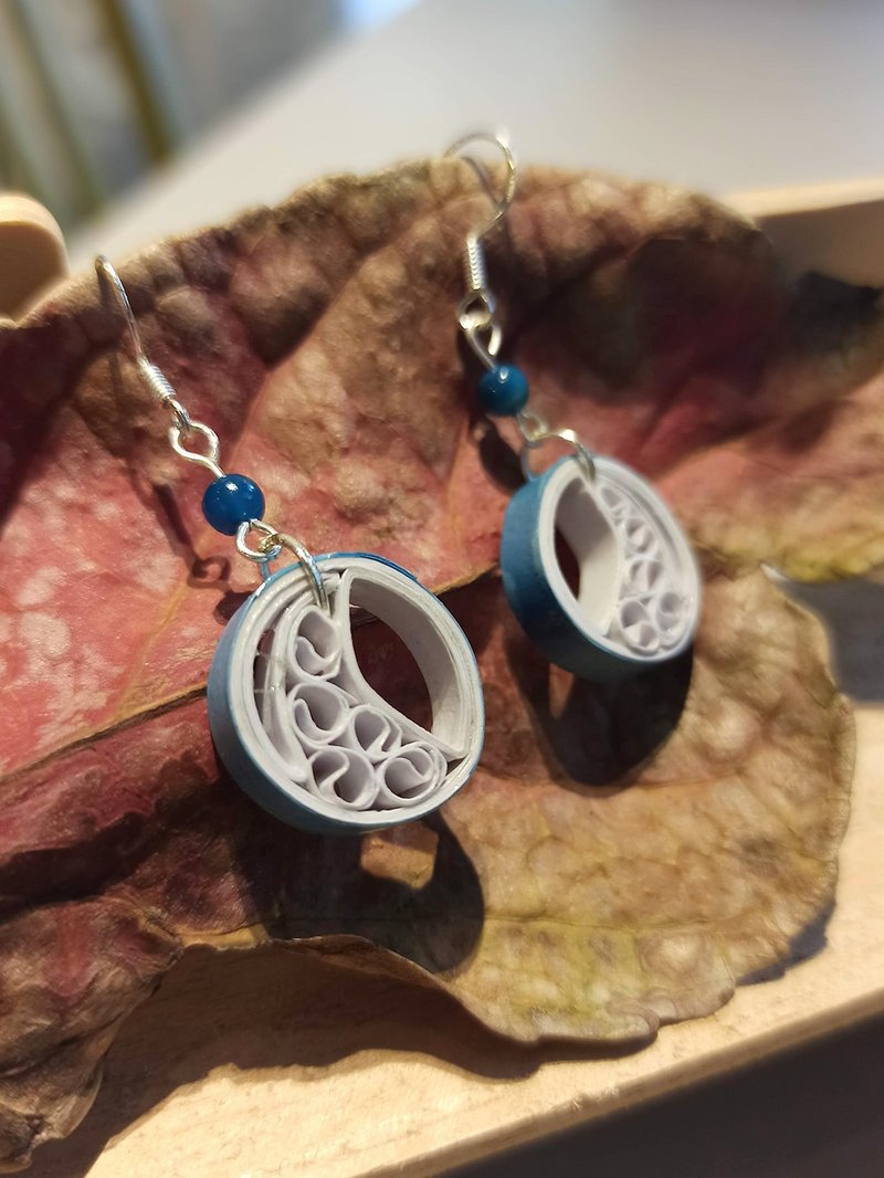 纸工艺 衍纸 卷纸 手作饰品—月牙初升 - 耳环/耳夹 - 纸 白色