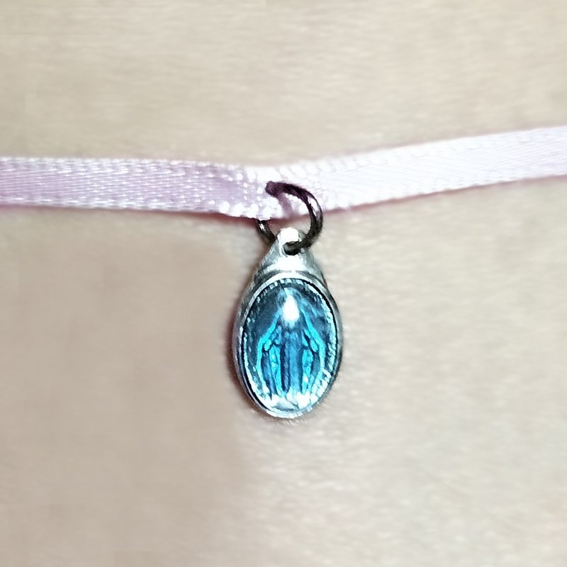 缀有极小海军蓝牌饰的淡粉色缎带颈链 - 颈链 - 聚酯纤维 粉红色