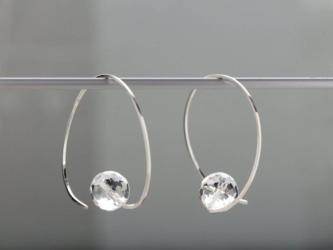 SV935 (Argentium)-twist hoop crystal quartz (special cut) pierced earrings - 耳环/耳夹 - 宝石 银色