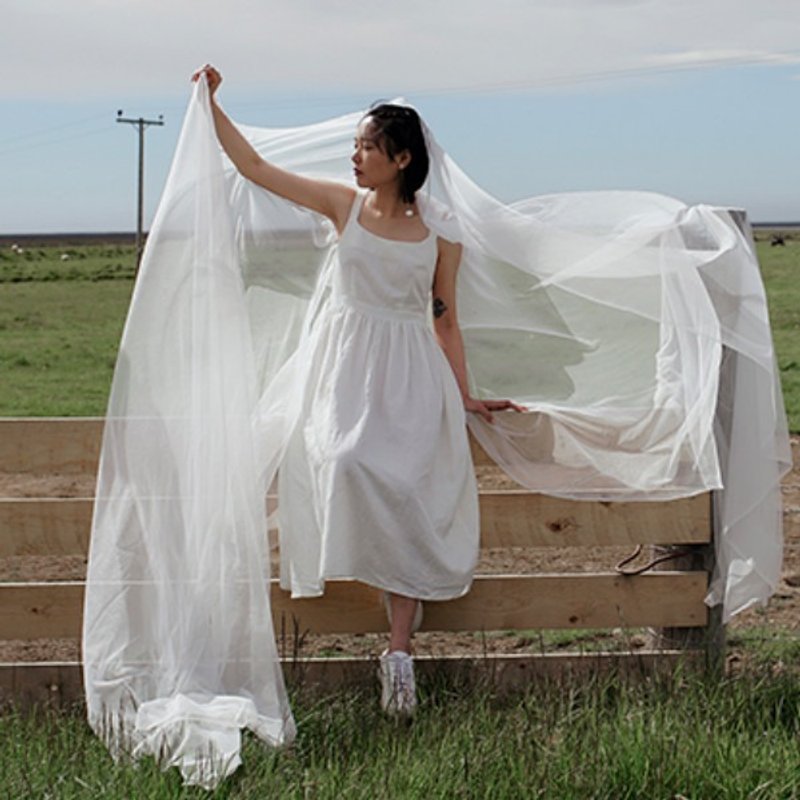 白色 亚麻质感吊带连身洋装 修身抽褶仙女连衣裙 巴拉巴拉小魔仙 就这麽出嫁吧  | 番塔塔独立设计女装品牌 - 洋装/连衣裙 - 棉．麻 白色