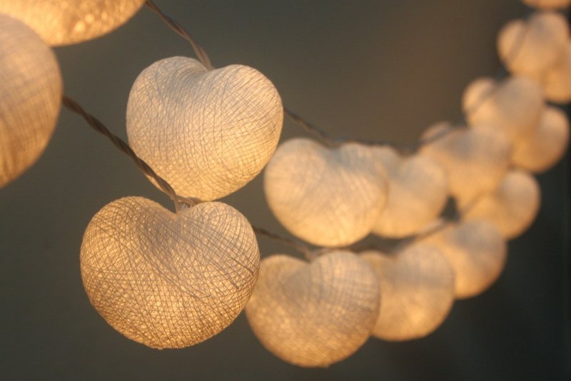 20 LED Battery Powered White Hearts valentine Cotton Ball String Lights for Home Decoration, Wedding, Party, Bedroom, Patio and Decoration - 灯具/灯饰 - 其他材质 