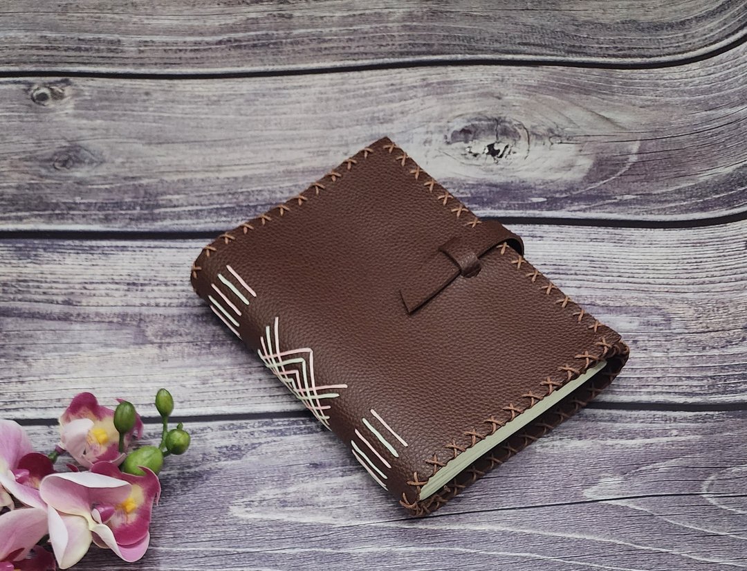 A6 手工笔记本，马 महोगनी 色仿皮革封面，采用 Tribal Mixed Stitching 边饰 - 笔记本/手帐 - 人造皮革 