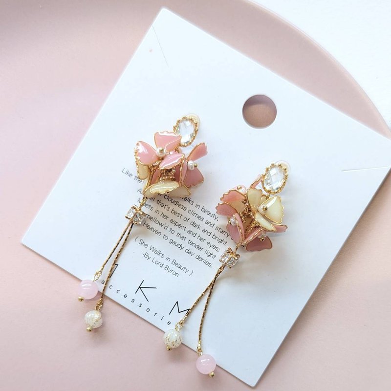 1KM 恋恋温柔·垂坠树脂花球耳环-2色 - 耳环/耳夹 - 树脂 
