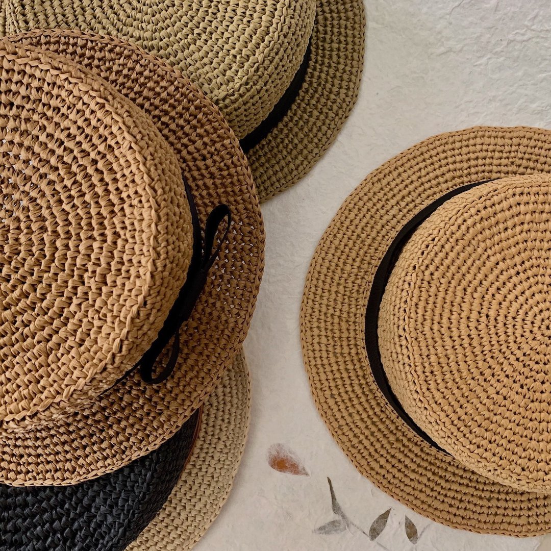 Raffia boater hat  |  with hand sewed cotton silk lining - 帽子 - 纸 卡其色