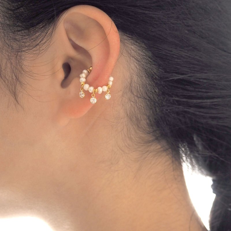Shaking zirconia x freshwater pearl ear cuff-EC32 - 耳环/耳夹 - 珍珠 白色