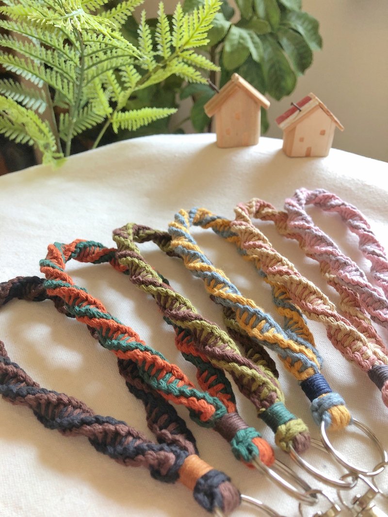 Smei手作。Macrame 编织双色螺旋环挂钥匙圈 - 挂绳/吊绳 - 棉．麻 多色