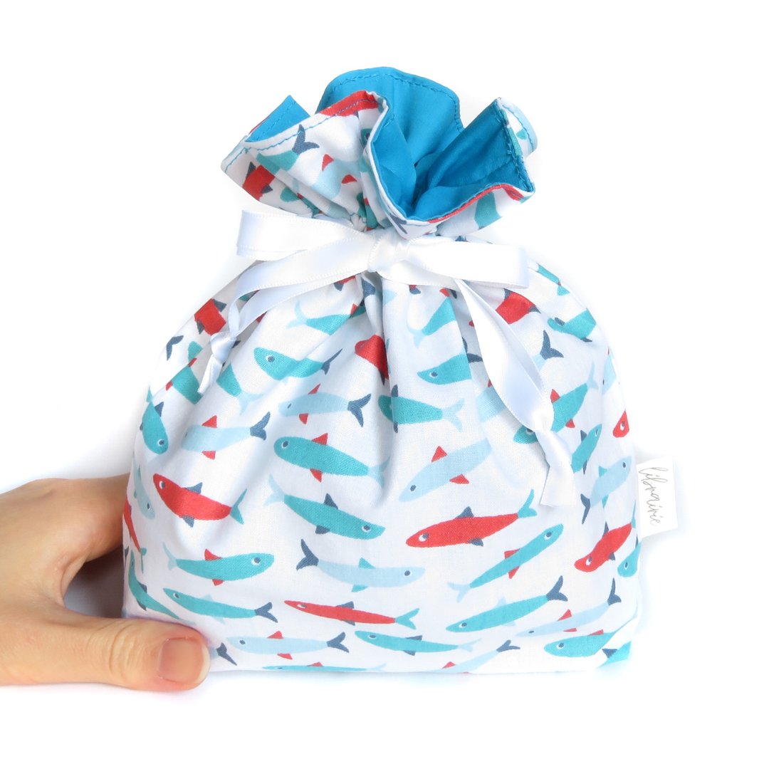 French fabric fish drawstring pouch M size charme Charme - 化妆包/杂物包 - 棉．麻 蓝色