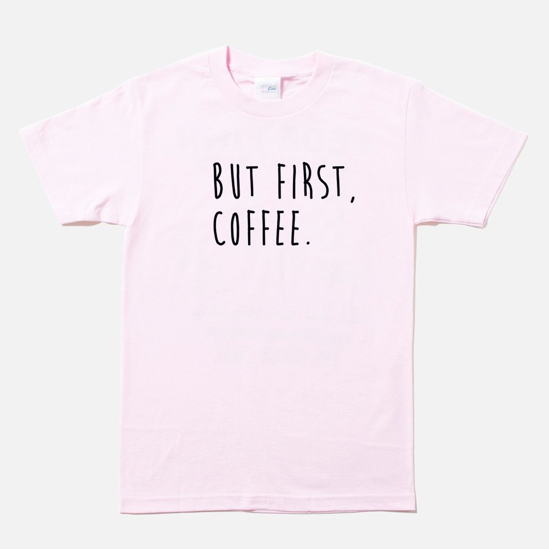 BUT FIRST, COFFEE 男女短袖T恤 浅粉 咖啡文青设计礼物旅行格言 - 男装上衣/T 恤 - 棉 粉红色