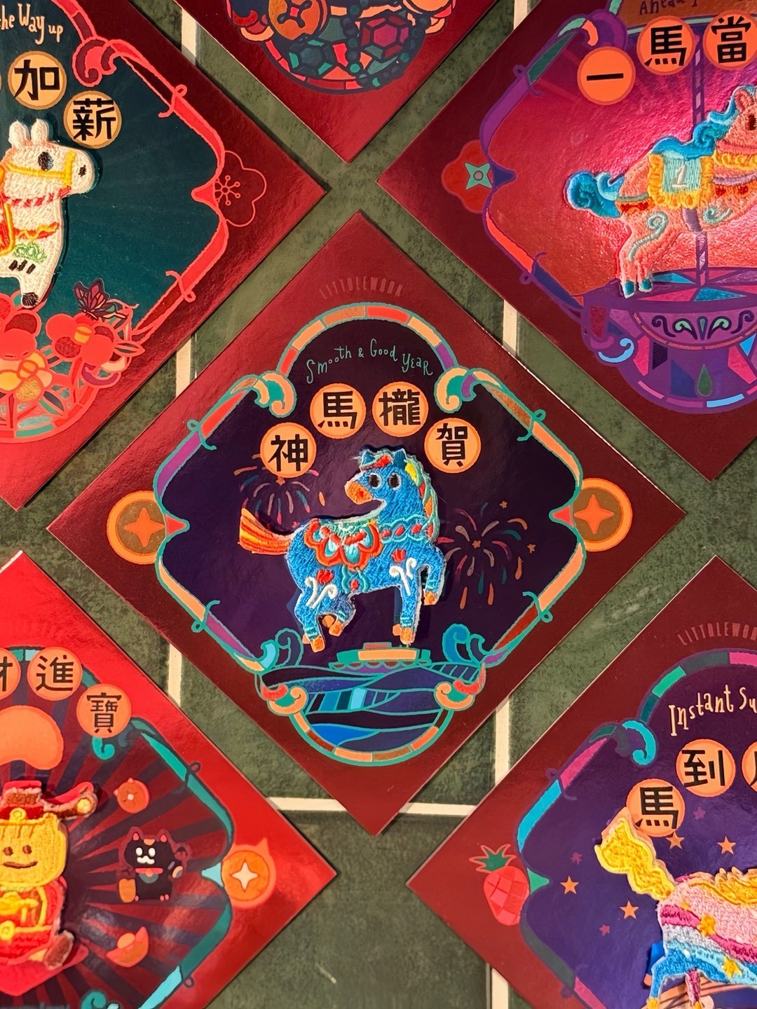 【马年】炫彩春联贺卡 | 神马拢贺 (附烫贴/别针) | 刺绣 挥春 - 红包/春联 - 绣线 红色