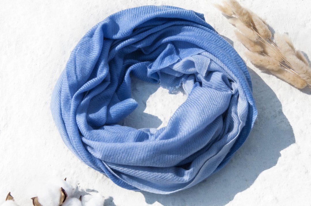 喀什米尔Cashmere/羊绒围巾/纯羊毛围巾披巾/戒指绒披肩-蓝天渐层 - 围巾/披肩 - 羊毛 蓝色