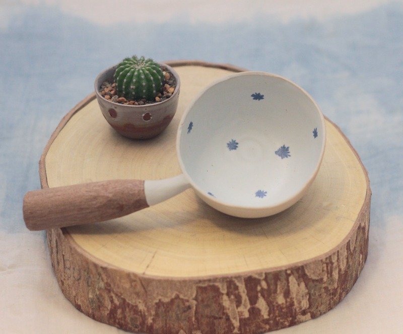 3.2.6. studio: Handmade ceramic tree bowl with wooden handle. - 咖啡杯/马克杯 - 玻璃 咖啡色