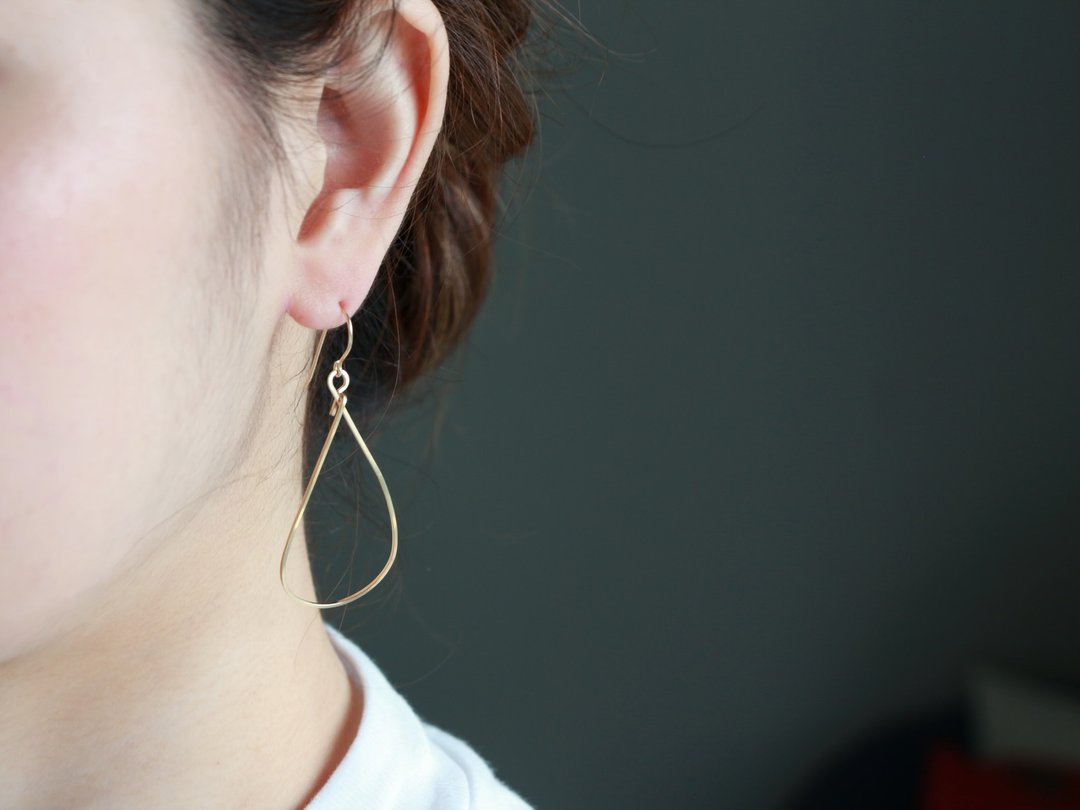 14kgf- simple drop arrangements pierced earrings - 耳环/耳夹 - 其他金属 金色