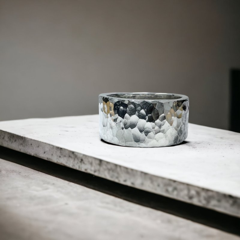 纯银敲击纹戒指 - 戒指 - 银 