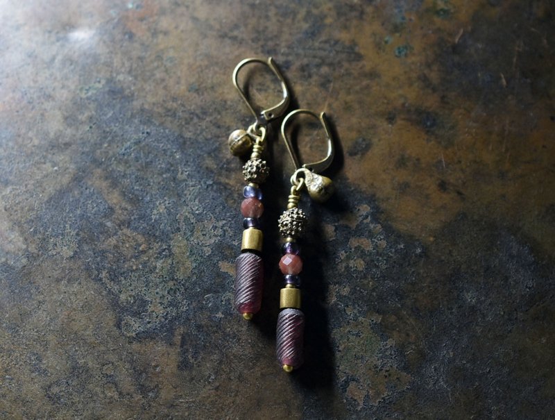 紫色罗马玻璃与旧奥里萨黄铜 & 珠状黄铜、萤石、丁香色串珠的纤细耳环 - 耳环/耳夹 - 玻璃 紫色