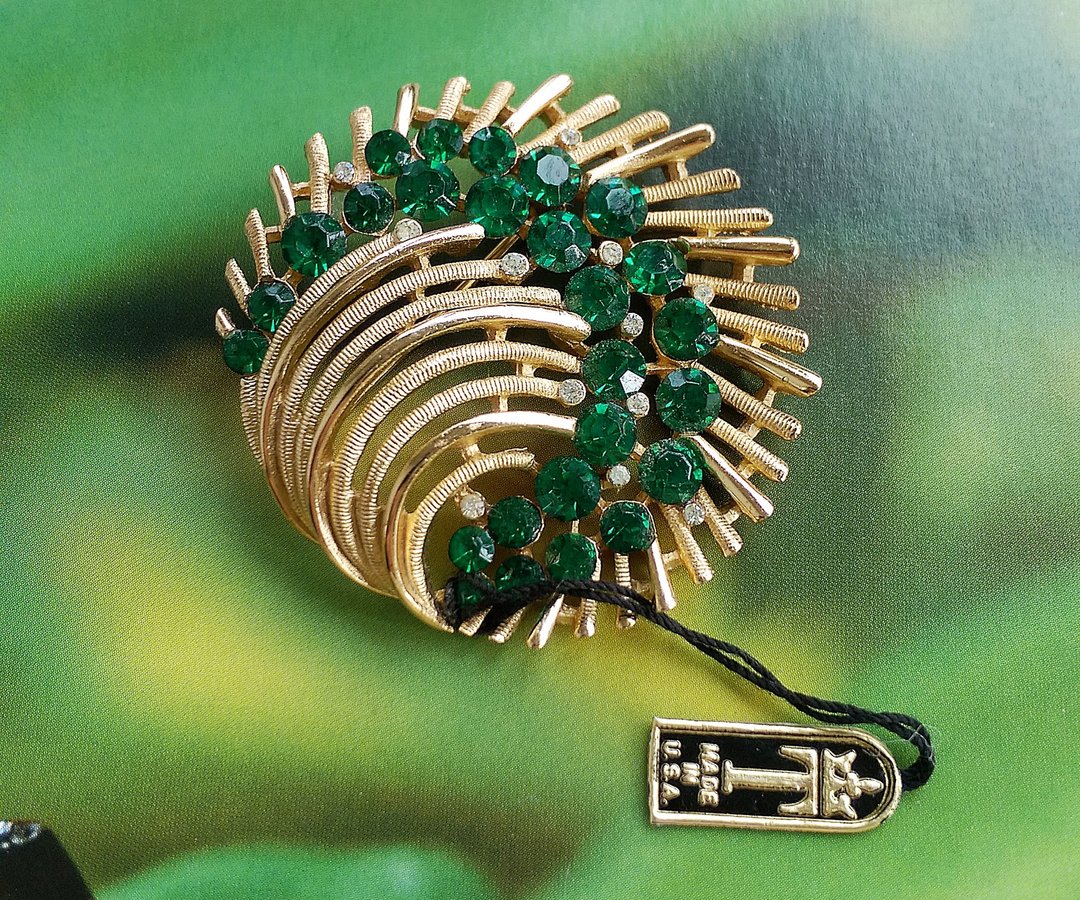 Vintage Jewelry 西洋古董饰品 TRIFARI 绿莱茵钻旋风 别针 - 徽章/别针 - 其他金属 绿色