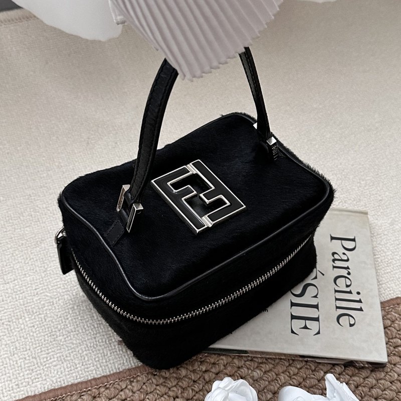 FENDI 芬迪 黑色 × 银灰色金属扣 毛皮 小盒包 - 手提包/手提袋 - 真皮 黑色