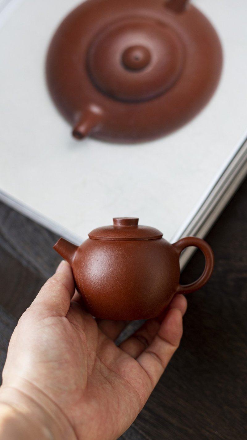 巨轮壶 100cc 轻胚 把玩器 刻绘小清供 平刀字金石味浓厚 生砂 - 茶具/茶杯 - 陶 灰色