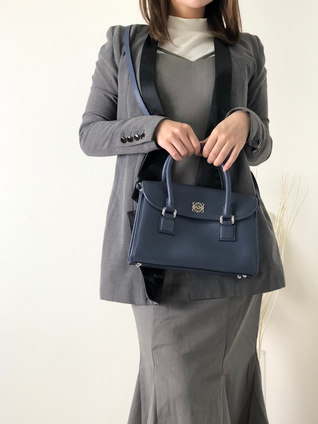 【日本直运，名牌二手包装】LOEWE Anagram Alamo 28 皮革迷你波士顿手提包 2WAY 单肩包 海军蓝 nwunu6 - 侧背包/斜挎包 - 真皮 蓝色