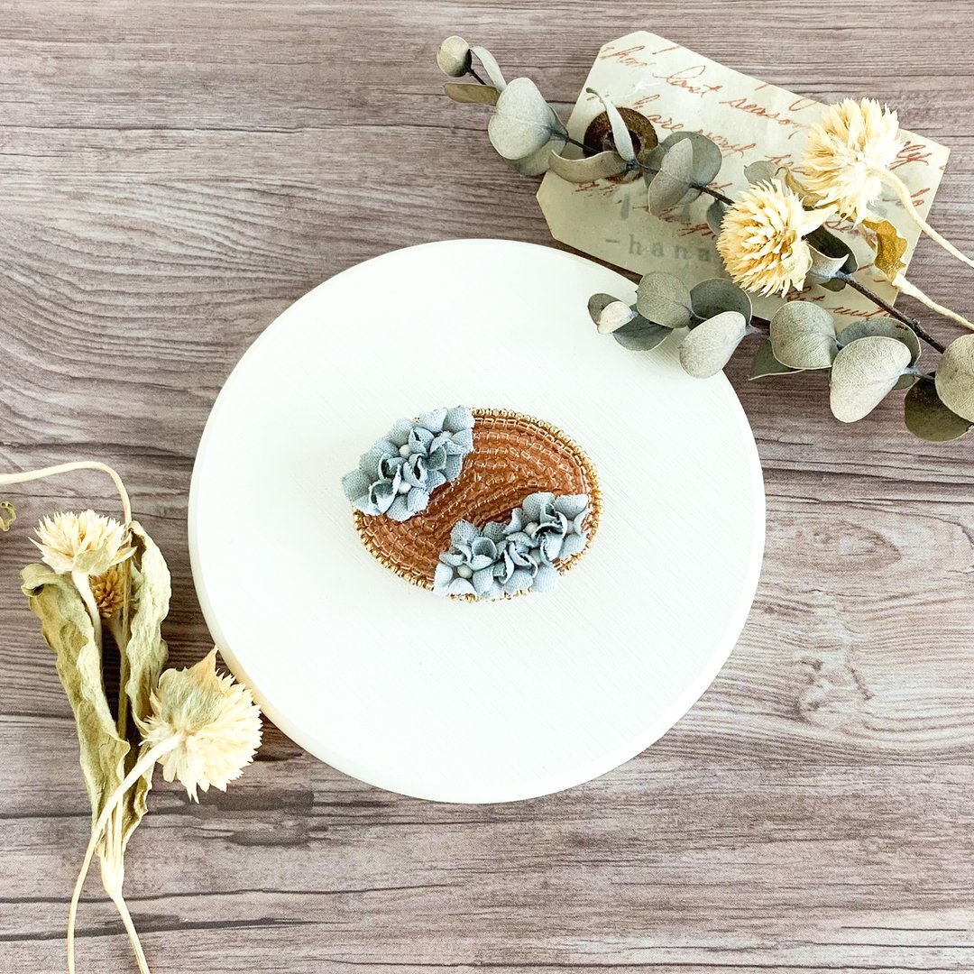 Embroidery brooch. Beads embroidery × fabric flower. Brown. - 胸针 - 其他材质 咖啡色