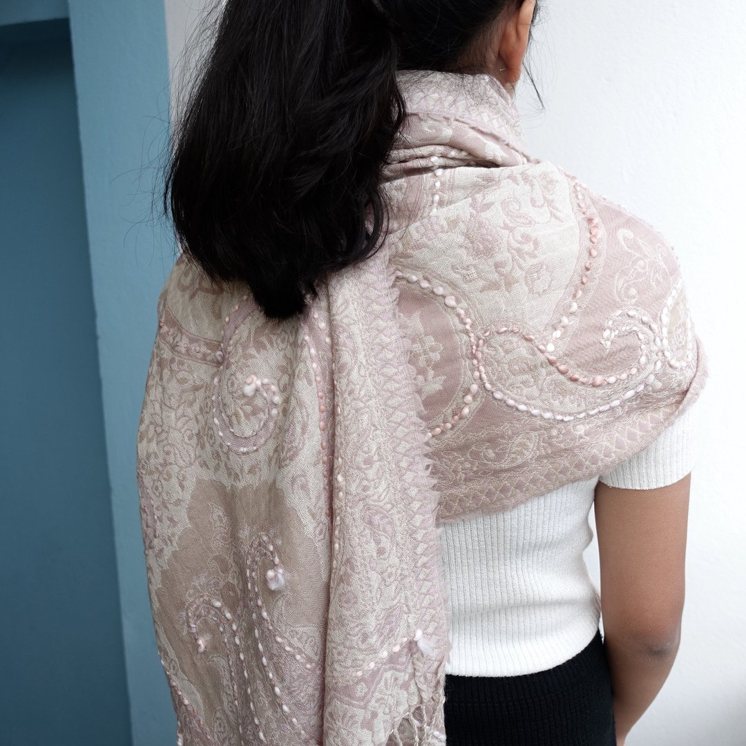 【Off-season sale】手工刺绣・水煮羊毛披肩围巾・居家挂毯 - 围巾/披肩 - 羊毛 粉红色