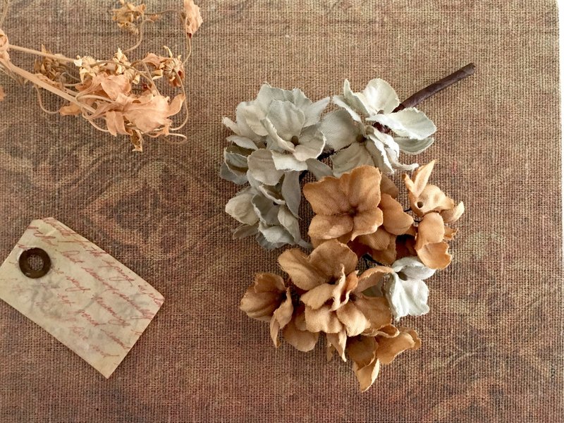 Hydrangea corsage in the attic (Type B) - 胸针 - 棉．麻 蓝色