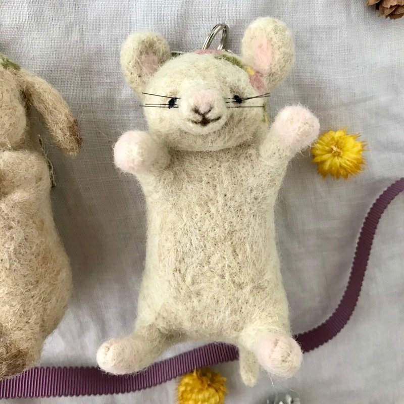 Mouse wearing autumn cherry blossom crown bag charm animal mascot animal mascot cosmos - 编织/刺绣/羊毛毡/裁缝 - 羊毛 灰色