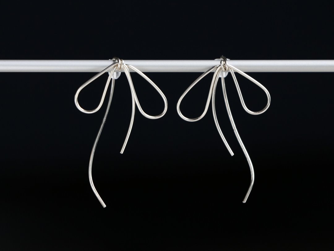 SV935 (Argentium)-simple curve asymmetry ribbon pierced earrings - 耳环/耳夹 - 其他金属 银色