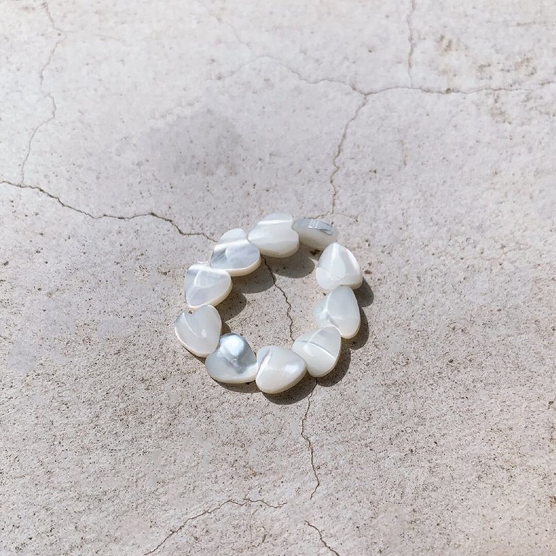 贝壳爱心串珠戒指 Heart Nacre Ring - 戒指 - 贝壳 白色