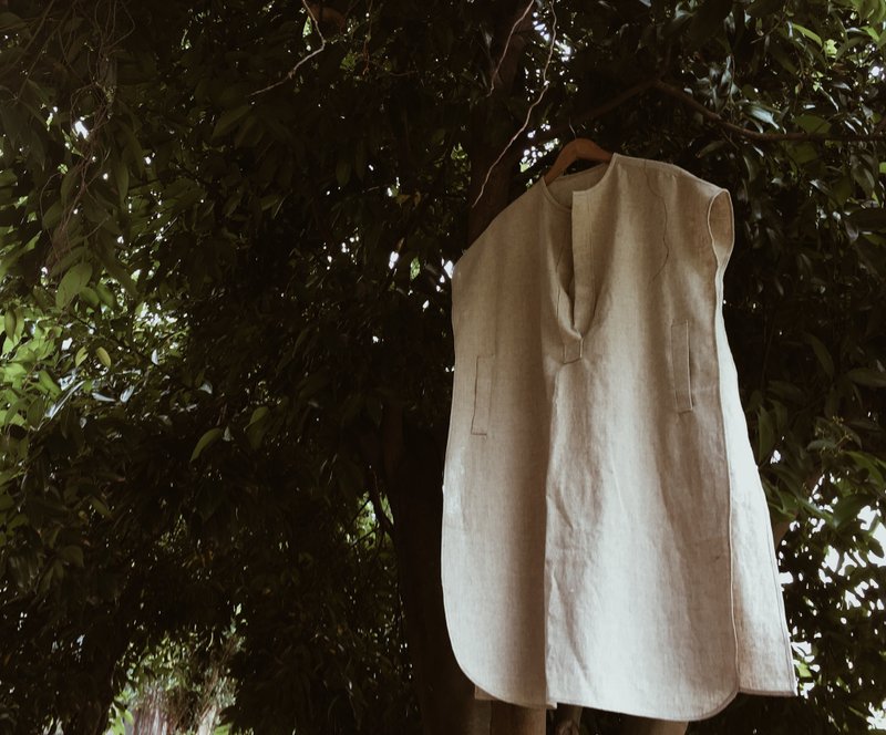 落肩宽大过膝长版麻料背心上衣 - 女装背心 - 棉．麻 卡其色