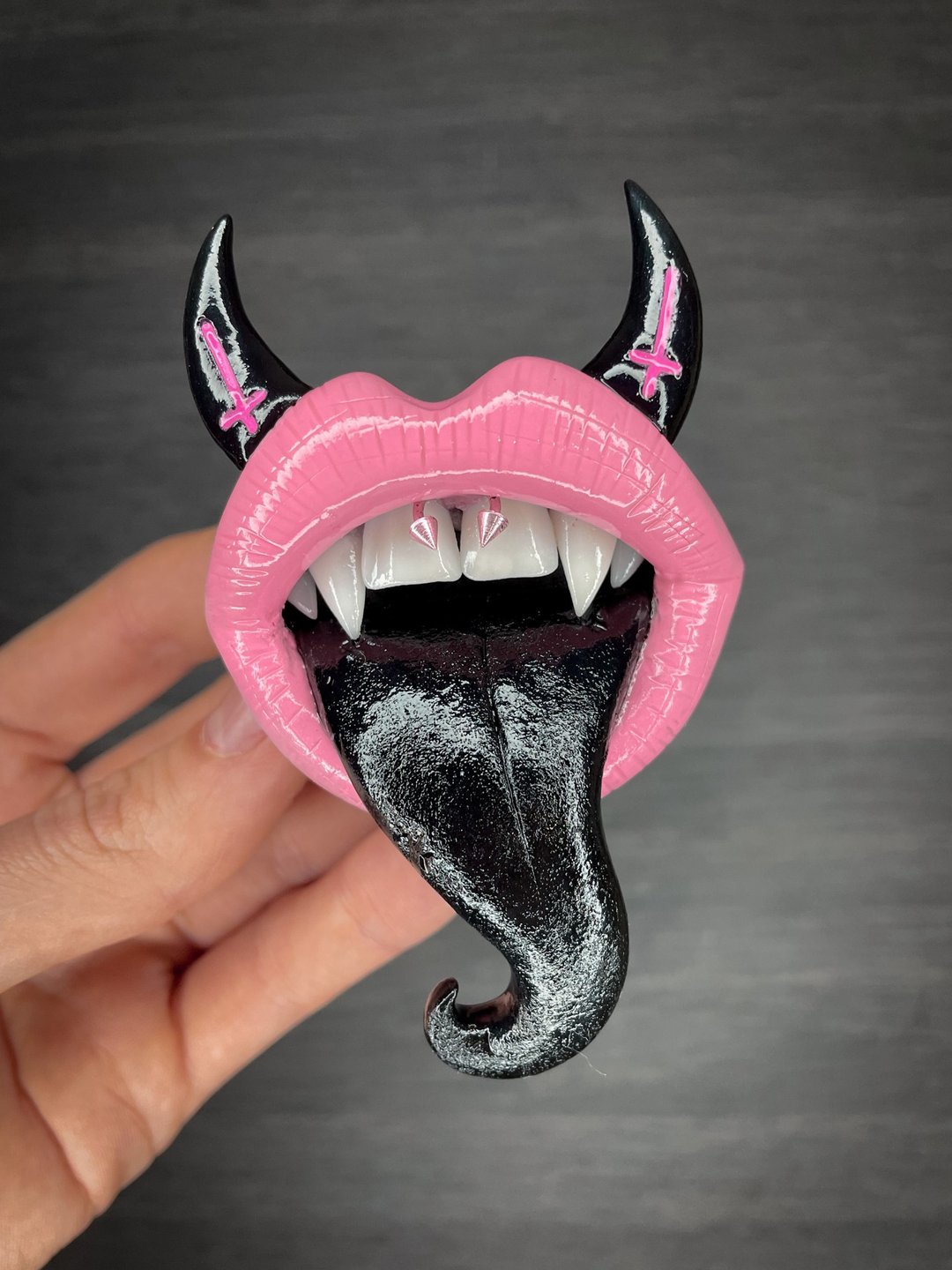 Phone grip. Pink lips with a blue tongue and horns. - 其他 - 粘土 