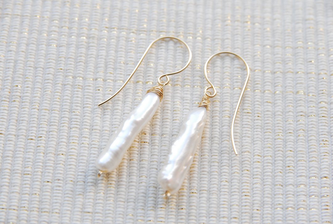 Elongated free form pearl earrings 14kgf - 耳环/耳夹 - 珍珠 