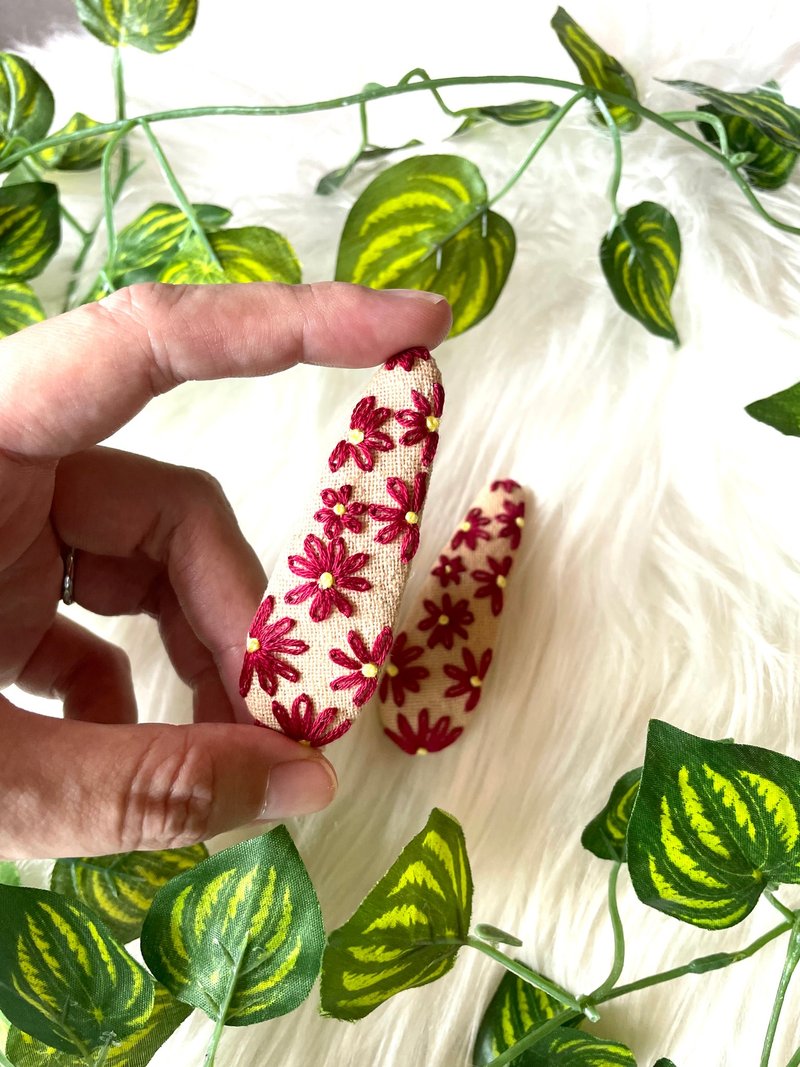 刺繡雛菊髮夾 2 件套 可愛柔和刺繡髮夾 - 发饰 - 棉．麻 红色