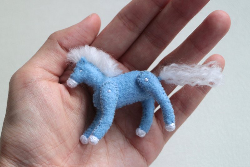 立体偶摆饰 / 天蓝迷你马 #28 - 徽章/别针 - 绣线 蓝色