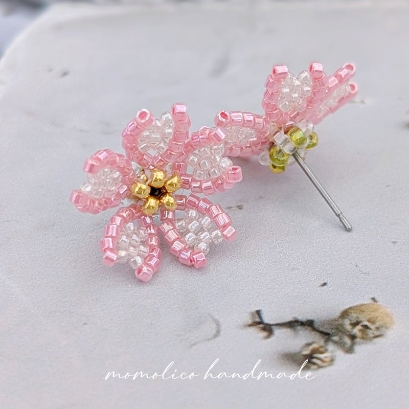 钩针 串珠 编织  樱花 耳环 - 耳环/耳夹 - 其他材质 粉红色