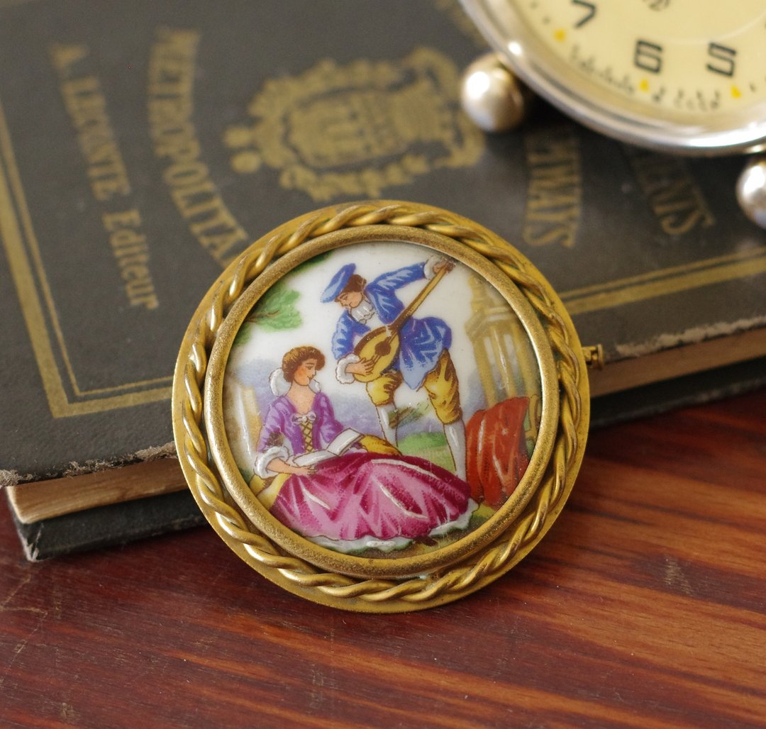 古董金色钢索编织Limoges France法国小情侣陶瓷圆形别针 B1893 - 胸针 - 其他金属 金色