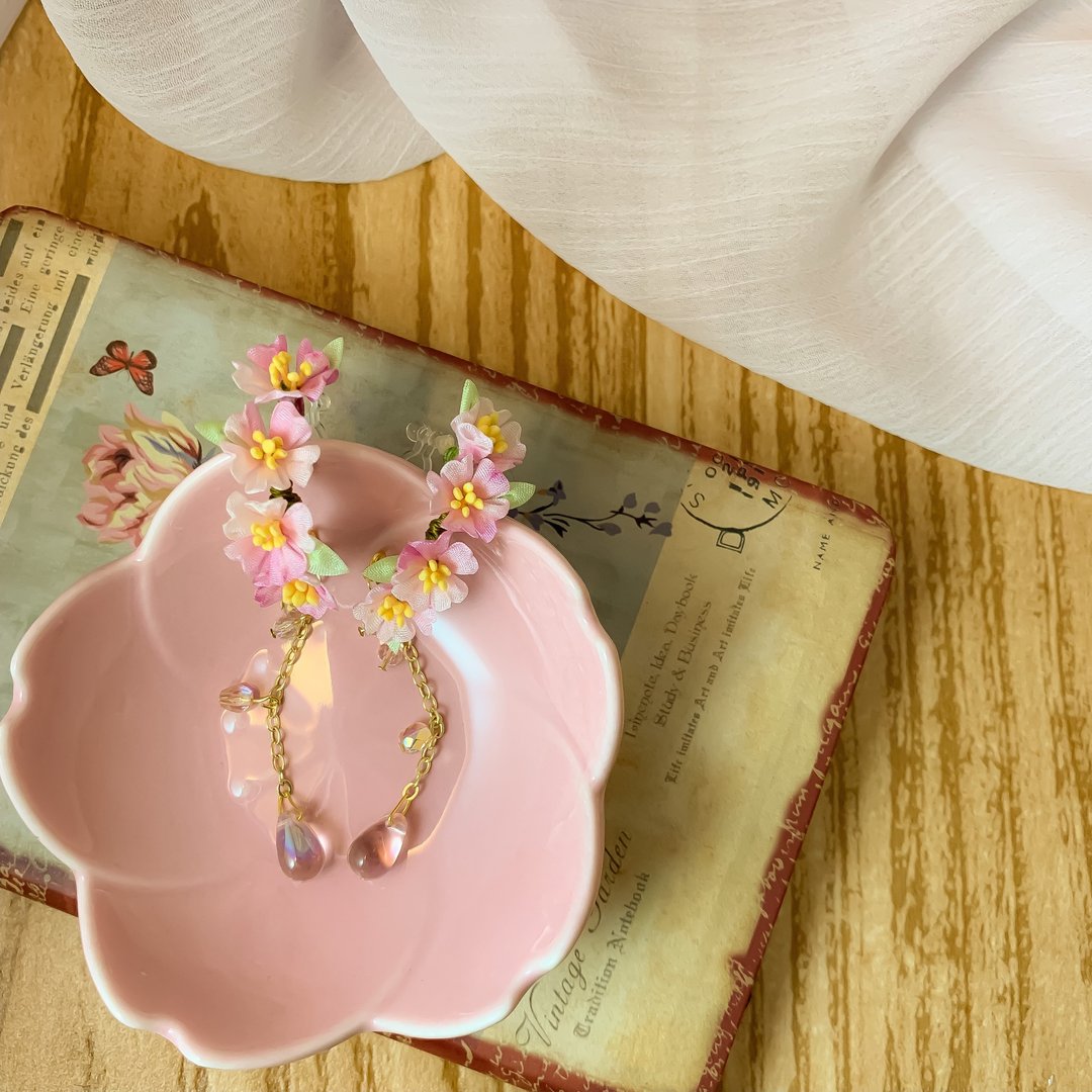(樱さくら / 夜樱 夜桜) 细工布花 小樱花环 轻奢优雅 つまみ细工 - 耳环/耳夹 - 丝．绢 多色