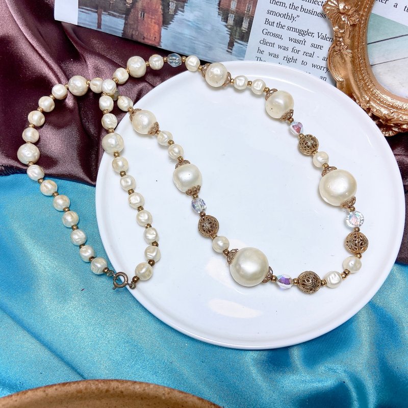 【西洋古董饰品】优雅大小珠白珍珠感串不规则链条 篓空球彩项链 - 项链 - 贵金属 多色