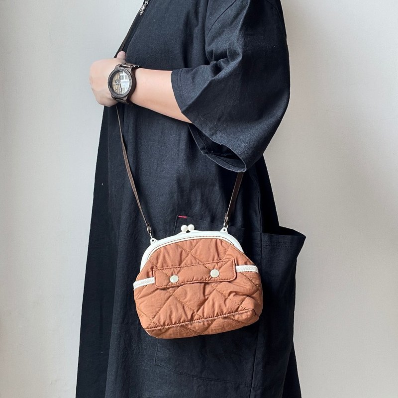 空气感衍缝铺棉塑胶口金斜背包/军绿/灰/米白 - 侧背包/斜挎包 - 其他材质 灰色