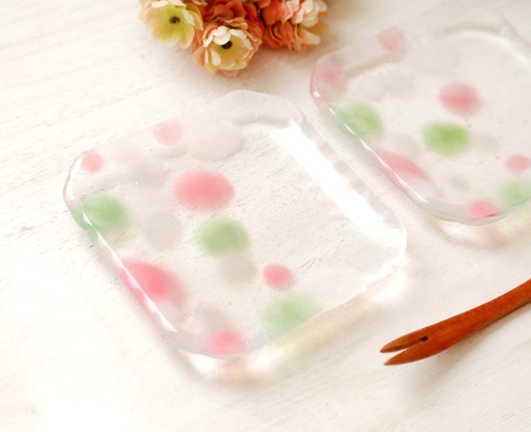 Painted glass plate / spring calendar - 浅碟/小碟子 - 玻璃 粉红色