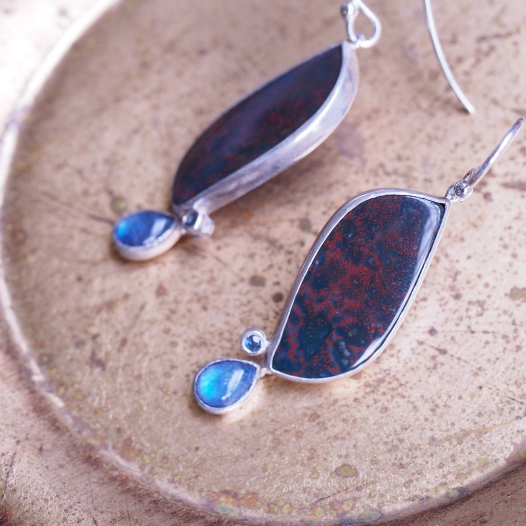 血石 血玉髓 月光石 蓝宝石 手工纯银耳环 Bloodstone - 耳环/耳夹 - 半宝石 红色