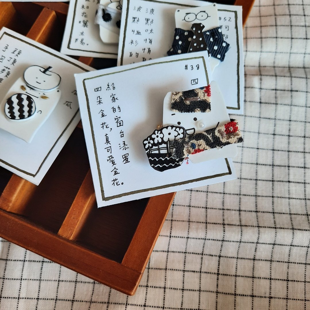 一句话豆丁 / no.38 四美 - 胸针 - 塑料 多色