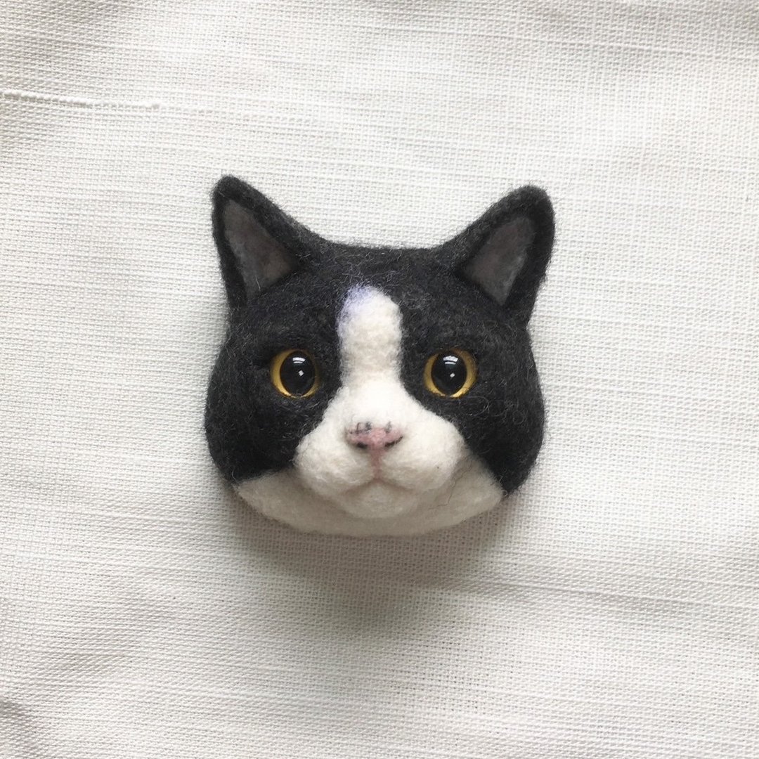 【可定制】 羊毛毡 手作 拟真 宠物 短毛 奔驰 猫咪 别针 - 胸针 - 羊毛 银色