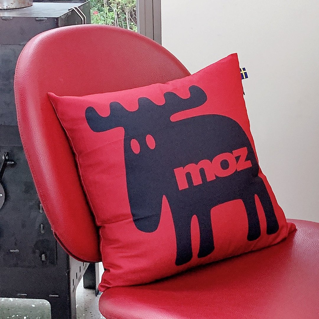 moz瑞典 北欧风双面抱枕套(经典LOGO-酒红)45cm - 枕头/抱枕 - 聚酯纤维 红色