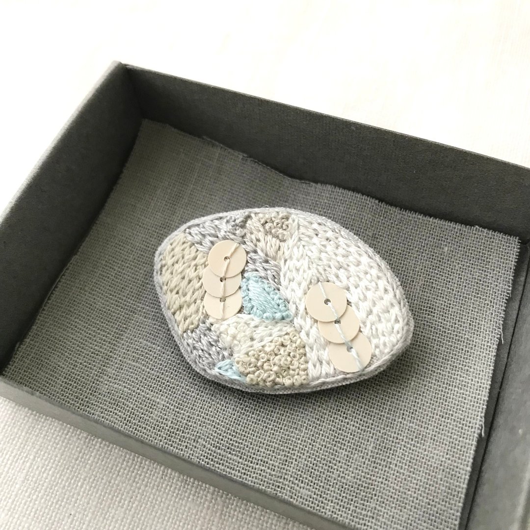 Brooch / Hand embroidery / White 002 / Boxed 1 item / - 胸针 - 棉．麻 白色