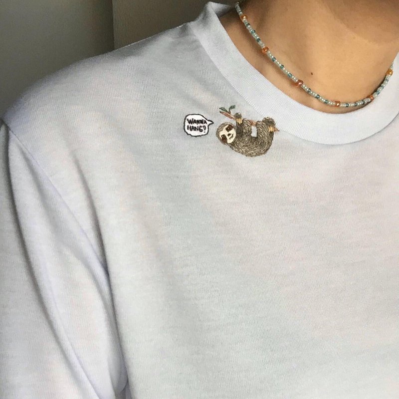 hand embroidery t-shirt Sloth said wanna hang? - 女装 T 恤 - 绣线 蓝色