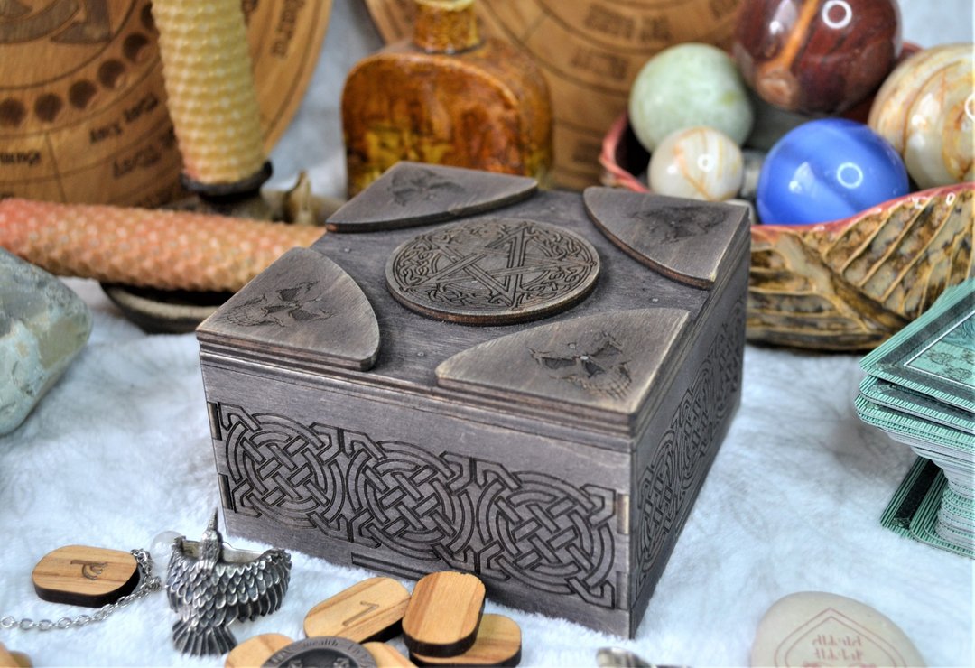Witch secret box with Skulls and Pentagram. Storage for artifacts and money - 其他 - 木头 
