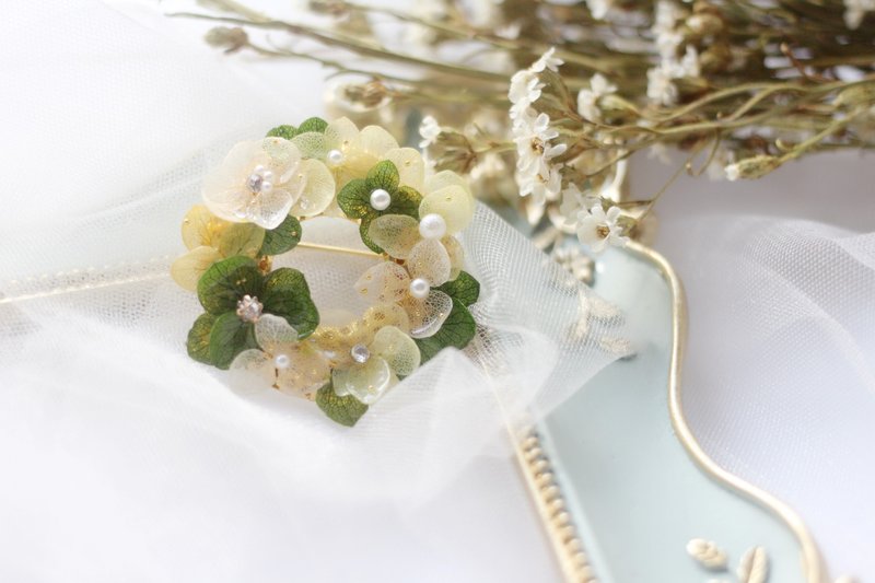 壹念F.MISS  芽綠 日本-永生花\乾花  紫陽花/繡球  滴膠手工胸針/配飾 - 胸针 - 其他材质 绿色