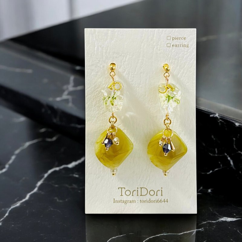 黄菀花植物风珠饰与仿大理石纹珠饰耳饰 芥末黄 - 耳环/耳夹 - 树脂 黄色