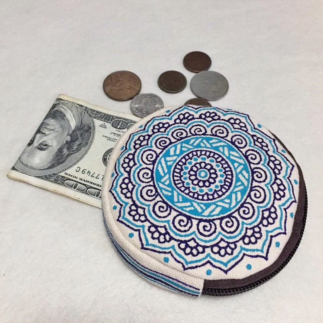 手绘零钱包 圆型 3c收纳包 紫色 粉蓝色 草绿 手绘包 Henna Mandala 设计 彩绘 汉娜 蔓蒂 曼陀罗 禅绕 民族 印度彩绘 帆布 - 零钱包 - 棉 蓝色