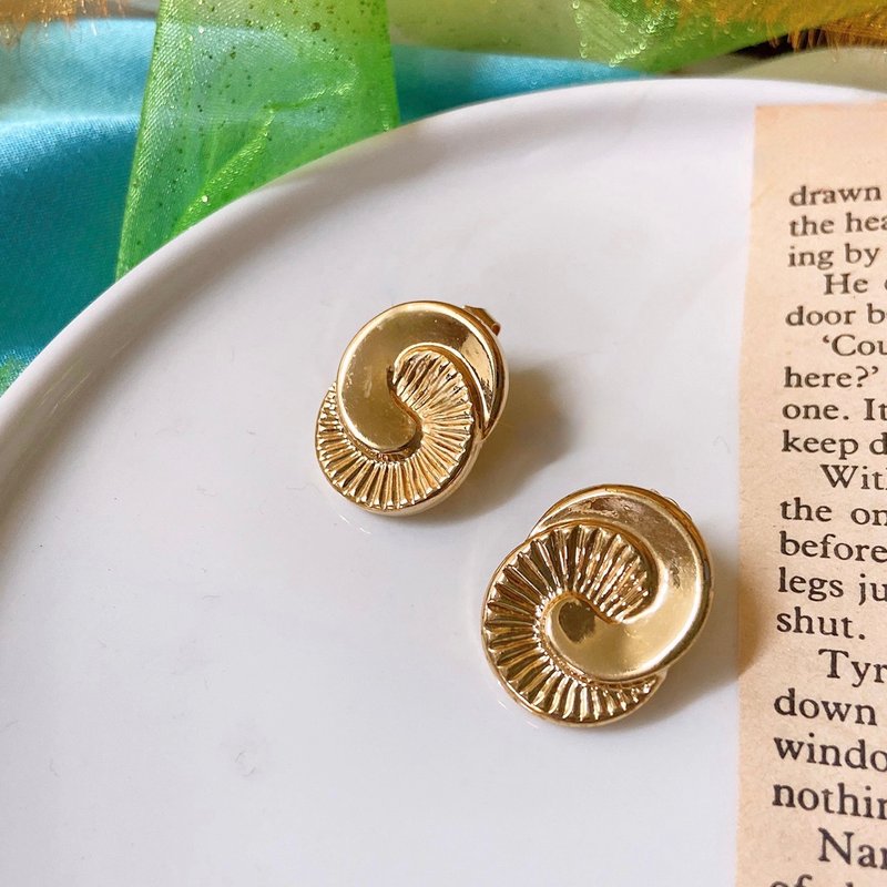 【西洋古董饰品】摩登翻转纹理设计 罗贝金 轻盈 经典耳环 耳针 - 耳环/耳夹 - 贵金属 金色